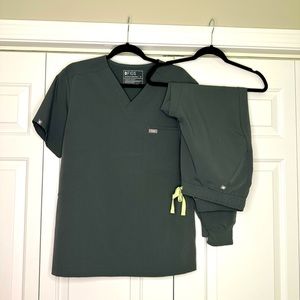 Men’s FIGS Mint scrub set